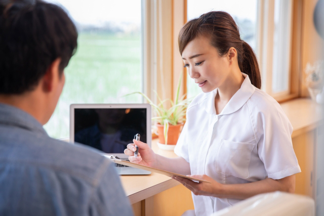 問診する女性看護師