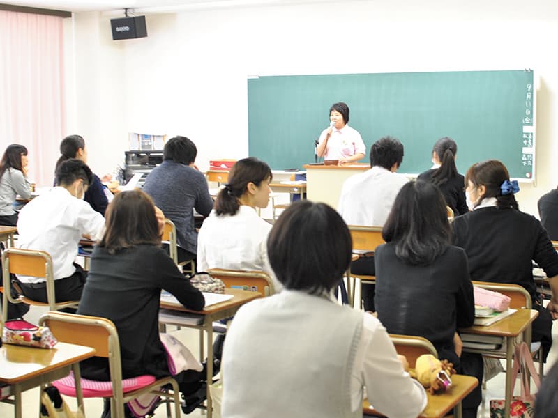 講義を受ける看護学生たち